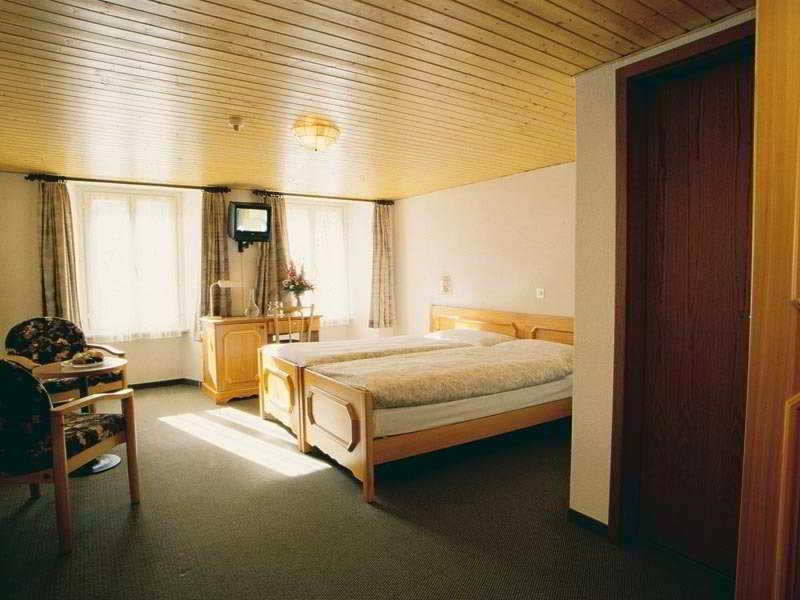 Hotel & Restaurant Forni Airolo Pokoj fotografie